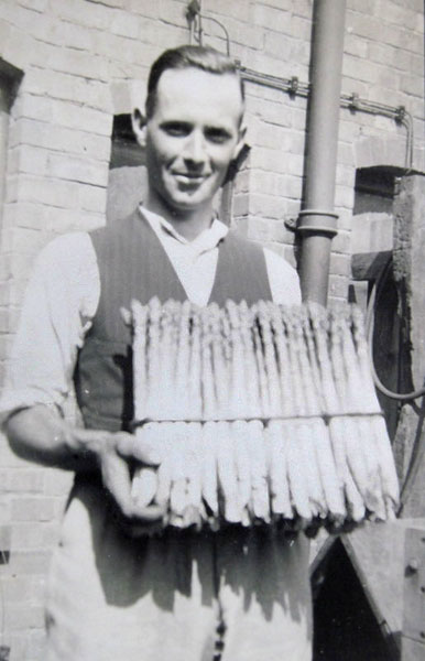 Fred Mason (Lot 74) with a hundred of asparagus.