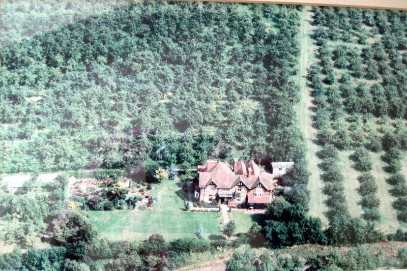 An aerial view of ‘Carrig’ taken before the house was largely demolished and replaced with a row of terraced houses now called Longdon Court.