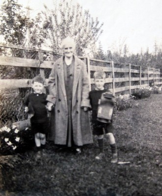 Alice Idiens with two of her grandchildren in Canada
