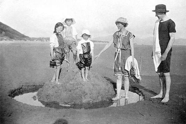 The Lees-Milne family on the beach at Aberdovey in 1913