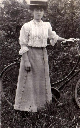 Florence Jane Harris, aged 17, before her marriage to Norris Haines in 1910.