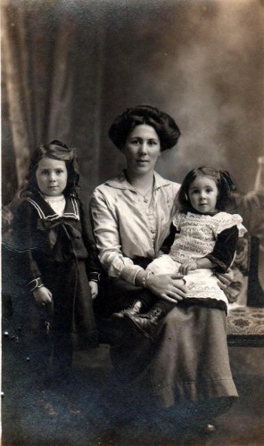 Florence Jane Harris with her two eldest children, Hilda Doris and Margaret (‘Peggy’).