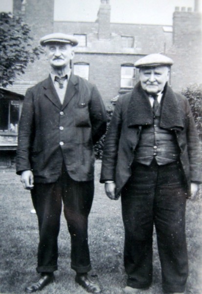 Thomas Smart Phillipps (left) and his elder brother, Arthur.