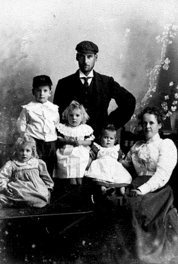 Albert and Hannah Maria Smith, nee Pope, with the eldest four of their twelve children – Lilian May, Albert John, Alice Maud and Flora Marian.