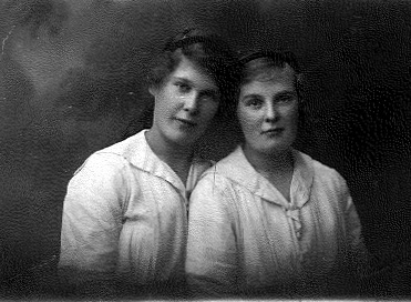 Alice Maud Smith, daughter of Albert and Hannah Maria (right) and one of her sisters, May.