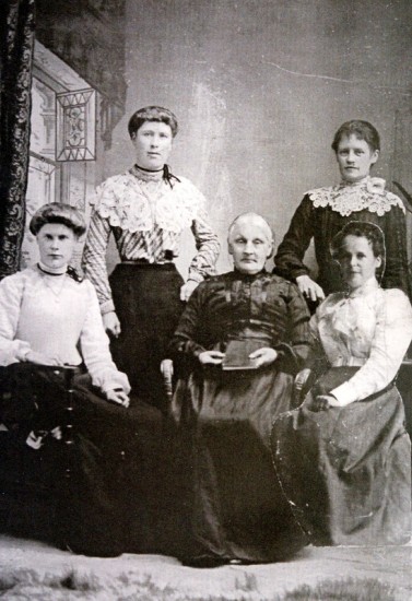 A composite picture of Hannah Maria Pope senior with four of her daughters – Fanny Stallard, Sarah Hill, Polly Pope and Hannah Maria Smith.