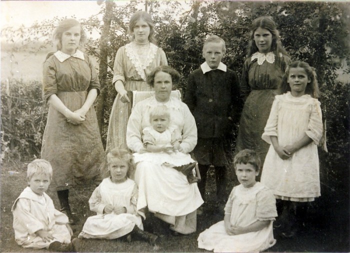 Hannah Maria Smith nee Pope and nine of the her children – standing from the left, Alice Maud, Lilian May, Henry Richard, Flora Marion and Mildred Cicily; on the ground are William Pearce, Daisy Violet and Elsie Mary. Donald Ernest is on Hannah’s lap.