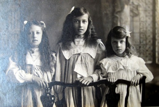 The daughters of Edward and Annie Pethard – Priscilla Marjorie, Violet Lillian and Nancy Kathleen – in about 1910