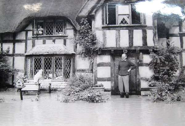 Richard Lees-Milne behind the flooded Hody's Place - 11th July 1968.