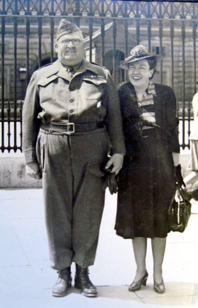 Syd Carter and his wife Doris outside of Buckingham Palace in 1943.