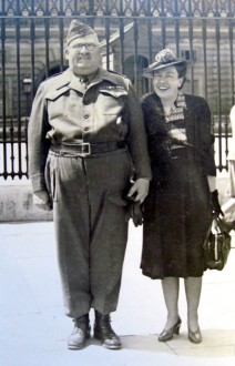Sidney Carter and his wife outside of  Buckingham Palace