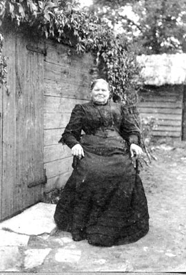 Eliza Stanley, probably taken in the back yard of her home in Bretforton, c 1910.