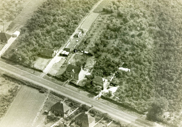 The houses above the road in the picture are, from right to left, No 30 occupied by Fred Martin’s family, No 32 occupied by the Mason family and No 34 occupied by the Shooter family. The bungalow next to No 34 was occupied by George Halford. Below the road, from right to left, are 69, 71, 73 & 75 Pitchers Hill.