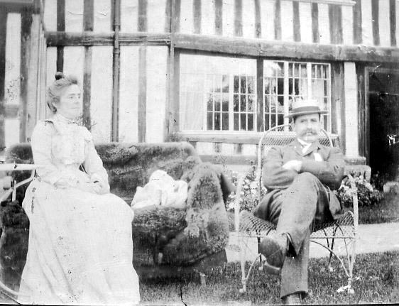 John Idiens and Alice his wife in the garden of Wickhamford Manor before 1911