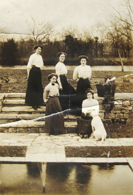 Domestic staff in the garden of Wickhamford Manor, ca 1913.