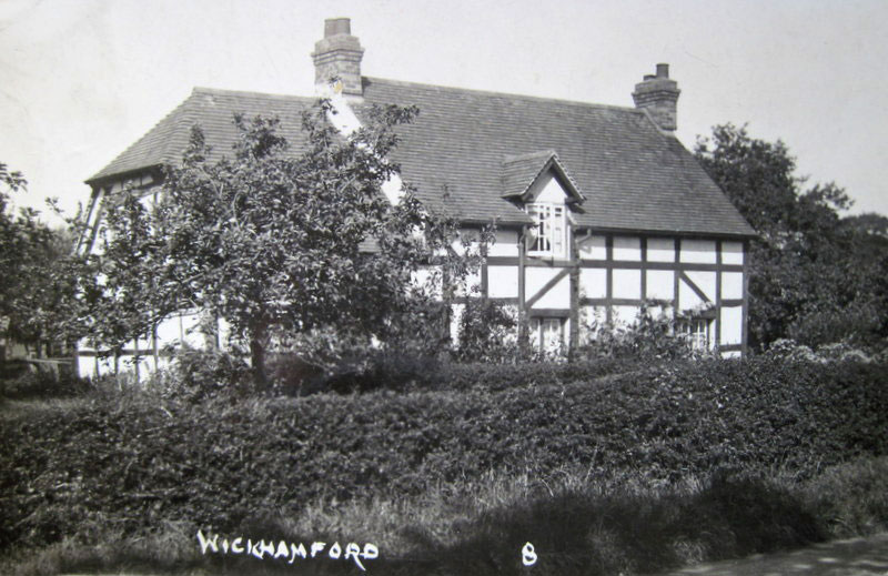 A postcard of Robin Cottage before its alteration to a thatched structure in the 1930s. The card was posted in 1928 by Mary Robbins to her daughter Lizzie and states that this was ‘our house’.