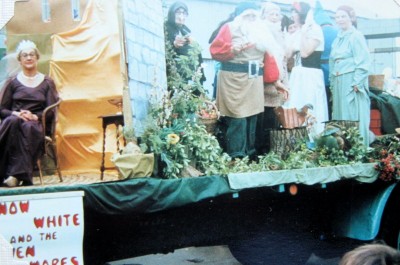 The Wickhamford W. I. float at Evesham Carnival on 11th June 1977