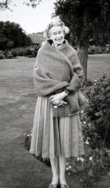 An elderly Helen Lees-Milne taken in the late 50s or early 60s (she died in 1962).