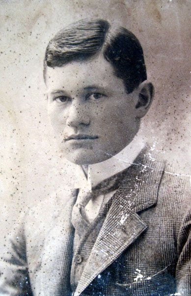 Robert Bailey. (1882-1917). The brother of Helen Lees-Milne, he died of wounds in Cairo, sustained in the storming of Jerusalem in 1917. He is commemorated on the War Memorial and in a dedicated tablet in Wickhamford Church.