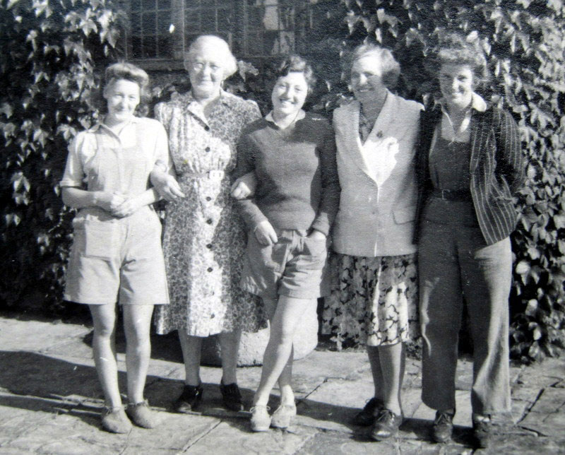 Land girls outside Wickhamford Manor