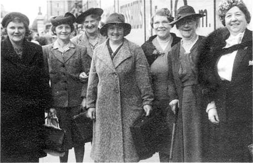Badsey WI outing to London, 1950s