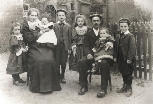 Frederick Cockerton & Ellen Elizabeth Stewart with six of their children in 1906