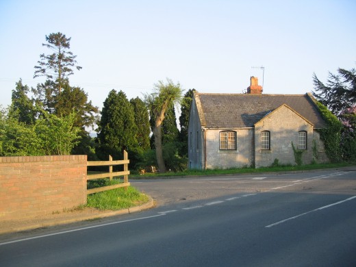 Entrance to Sidings Lane from Offenham Road, May 2006.