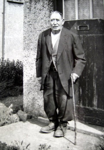 Jesse Davis is shown outside of his house, 7 Council Cottages, Pitchers Hill.  He was a farm worker and died in 1958, aged 91.